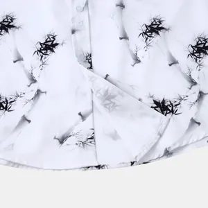 Vue détaillée de l'ourlet et de l'imprimé bambou d'une chemise blanche à manches courtes