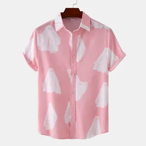 Camicia rosa a maniche corte per uomo con stampa di fantasmi bianchi decorativi.