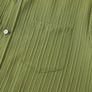 Primer plano detallado de una camisa de verano verde para hombre con textura de canalé