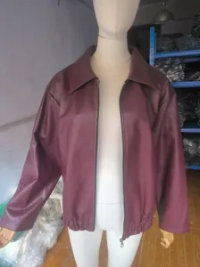 Veste de motard en simili cuir rouge foncé sur mannequin avec col classique élégant
