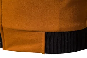 Gros plan de l'ourlet d'un gilet pour homme avec taille élastique côtelée noire.