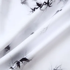 Gros plan du tissu de chemise blanc avec motif de feuilles de bambou à l'encre