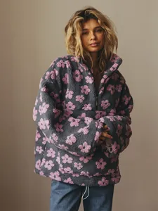 Gedetailleerd overzicht van grijze fleece sweatshirt met roze bloemenpatronen