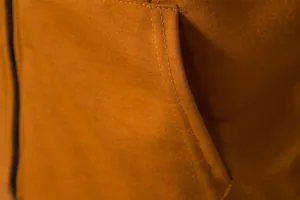 Gros plan détaillé montrant les coutures de la poche et la texture d'un gilet de sport