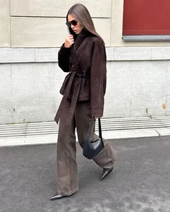 Detailansicht einer braunen Vintage-Wildlederjacke mit Gürtel für Damen im Streetstyle