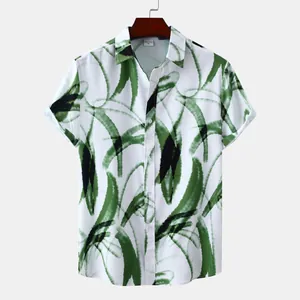 Vue détaillée d'une chemise hawaïenne pour homme avec motifs de feuilles vertes.
