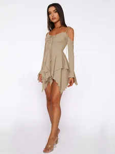 Vista a figura intera di un mini abito beige asimmetrico a balze con spalline sottili