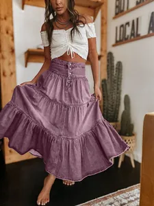 Λεπτομέρεια από μωβ τζιν μάξι φούστα σε στυλ Bohemian φορεμένη από μοντέλο σε εσωτερικό