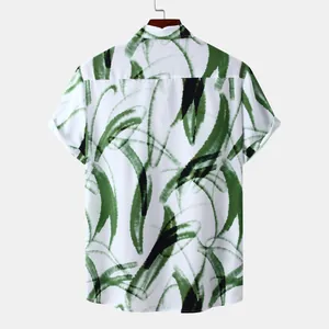 Vue arrière d'une chemise hawaïenne pour homme avec bel imprimé de feuilles vertes.