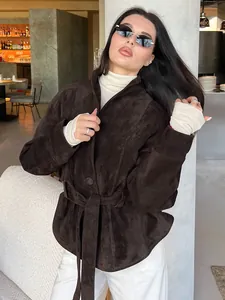 Modisches Detail einer dunkelbraunen Wildlederimitat-Jacke kombiniert mit Rollkragen