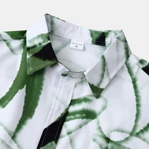 Gros plan du col d'une chemise hawaïenne pour hommes avec motif vert et étiquette M