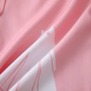 Macro primo piano del tessuto di una camicia rosa da uomo con stampa animalier
