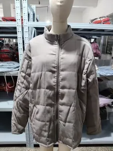 Vorderansicht einer taupefarbenen gesteppten Stehkragenjacke mit Reißverschluss und Taschen