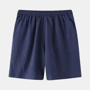 Vue détaillée du short décontracté en coton et lin bleu marine pour hommes, style plage