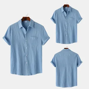 Vistas detalladas del frente y la espalda de la camisa azul texturizada para hombre