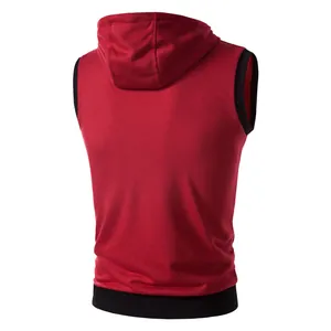 Vue arrière d'un gilet rouge à capuche sans manches avec bordure contrastée.