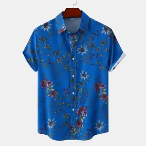 Detailansicht eines Herren-Kurzarmhemdes mit blauem Blumendruck und weißer Manschette