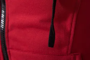 Détail macro du gilet de sport rouge respirant montrant la texture du tissu et le zip noir