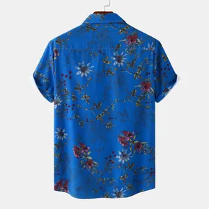 Detaillierte Rückansicht eines blauen Herren-Kurzarmhemds mit Blumenmuster am Kleiderbügel