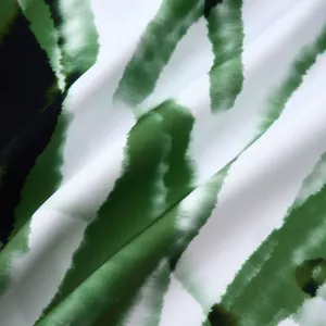 Détail macro des rayures vertes sur la texture du tissu d'une chemise hawaïenne.