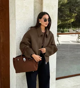 Stijlvol bruin jasje in wollook met handige reverskraag en rits voor een casual look