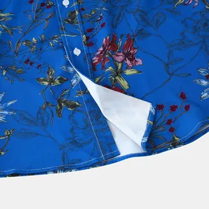 Detailansicht eines blauen Herren-Kurzarmhemds mit Blumenmuster und weißen Knöpfen