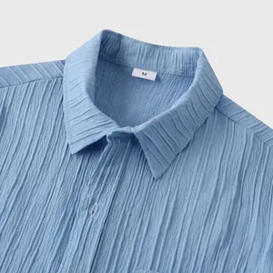 Primer plano del cuello de una camisa azul para hombre con tejido texturizado y talla M