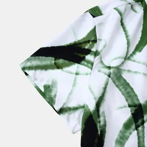 Détail en gros plan du motif abstrait à l'encre verte sur chemise manches courtes