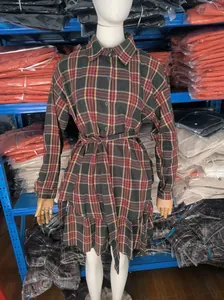 Vue détaillée de l'ensemble deux pièces à carreaux avec chemise et jupe plissée sur un mannequin.
