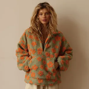 Gezellig oversized fleece sweatshirt in saliegroen met oranje 3D bloemenpatronen
