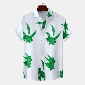 Détail de chemise hawaïenne blanche pour homme avec imprimé floral tropical vert