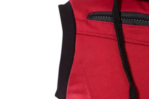 Détail du gilet de sport rouge pour hommes avec poche zippée noire et cordon de serrage