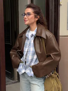 Stijlvolle bruine matte leren bikerjack voor dames gestyled in een chique straatmode-look