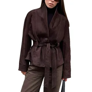 Elegante braune Wildlederjacke mit Gürtel und langen Ärmeln für den modischen Herbst Winter Look