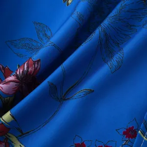 Detailaufnahme des lebhaften blauen Blumenstoffs mit botanischem Druck für Herrenhemden