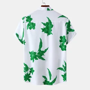 Vue de dos de la chemise hawaïenne à manches courtes pour hommes avec feuilles vertes