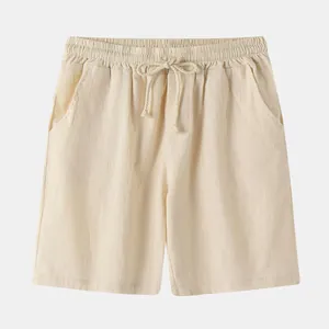 Vue de face d'un short décontracté pour homme en coton et lin beige avec cordon de serrage