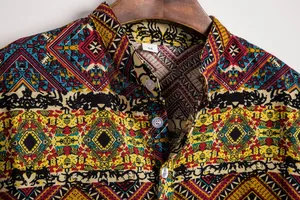Primo piano della stampa floreale etnica su camicia da uomo a maniche corte con collo alla coreana