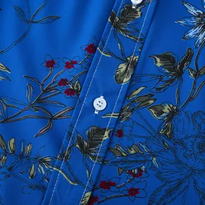 Detailaufnahme des blauen Blumenmusters und des weißen Knopfes am Kurzarmhemd für Herren