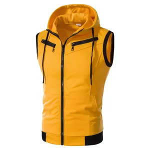 Détail du gilet de sport à capuche jaune avec poches zippées et garnitures noires