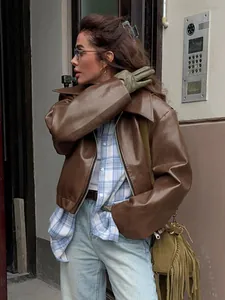 Vintage bikerjack van mat kunstleer voor dames in een stijlvolle stedelijke outfit