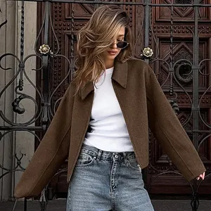Chique bruine damesjas van imitatiewol met rits, losse casual stijl voor herfst en winterseizoen.