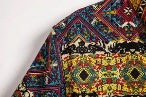 Primo piano del motivo etnico geometrico su camicia da uomo in cotone e lino