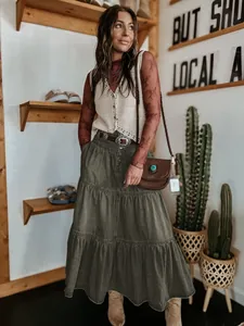 Boho λαδί τζιν μάξι φούστα με στρώσεις σε ένα όμορφο ρουστίκ σκηνικό καθημερινότητας