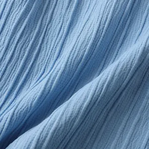 Primer plano de la textura de tela azul claro arrugada para camisa de verano hombre
