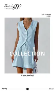 Detailansicht eines hellblauen Baumwoll-Leinen-Westen- und Shorts-Sets für Damen.
