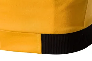 Gros plan sur le tissu jaune et l'ourlet côtelé noir d'un gilet de sport pour hommes