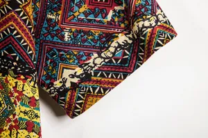 Macro dettaglio ravvicinato della vivace trama geometrica etnica su camicia da uomo a maniche.
