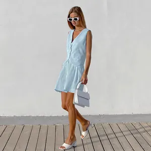 Elegantes hellblaues Leinen-Westen- und Shorts-Set für den Sommer mit weißen Accessoires