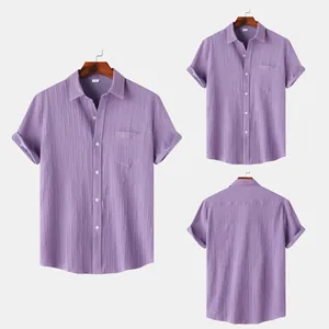 Detalle de camisa morada de manga corta para hombre con tejido texturizado y bolsillo.